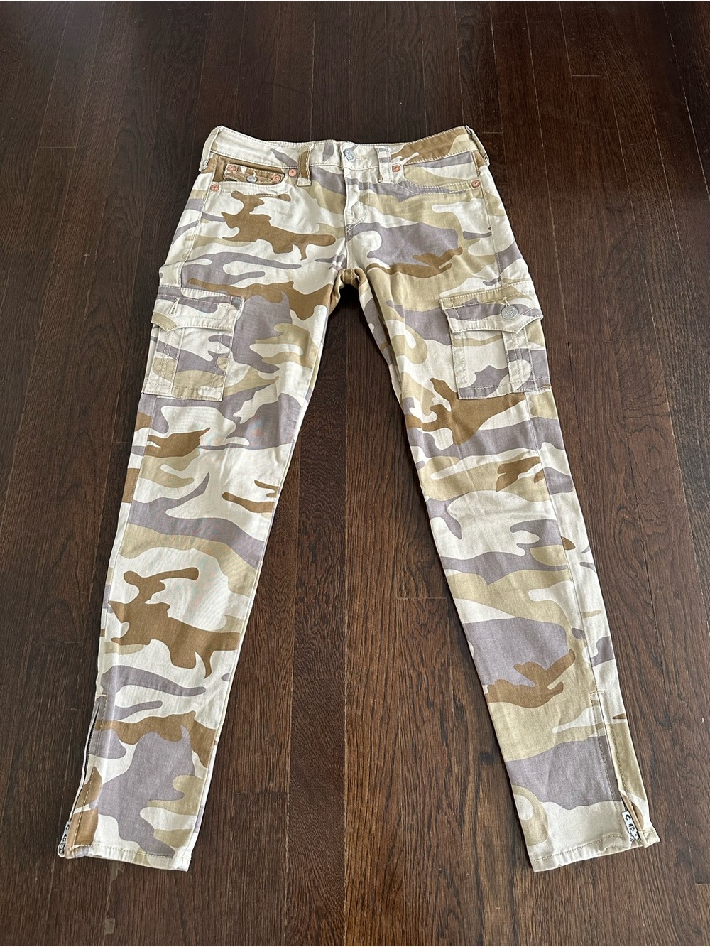 ⁠True Religion Camo Cargo Legging Pants Size 28 Ankle Zip Desert Camouflage
